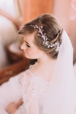 Uzun kıvırcık saç dekorasyon parlayan ile güzel genç gelin