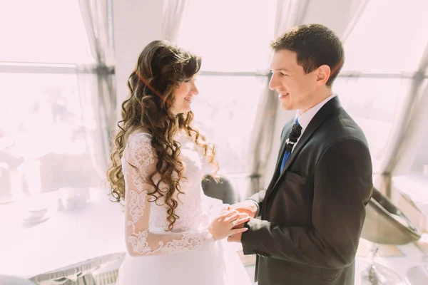 Casal jovem casal de pé de frente para o outro de mãos dadas e sorrindo para os outros olhos — Fotografia de Stock