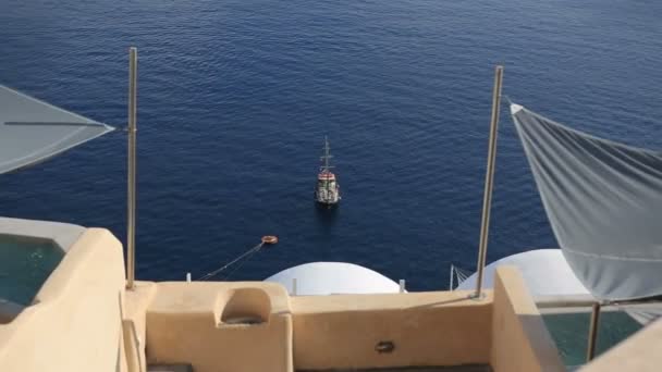 Κρουαζιερόπλοιο σε την άγκυρα κοντά στο ελληνικό νησί Σαντορίνη — Αρχείο Βίντεο