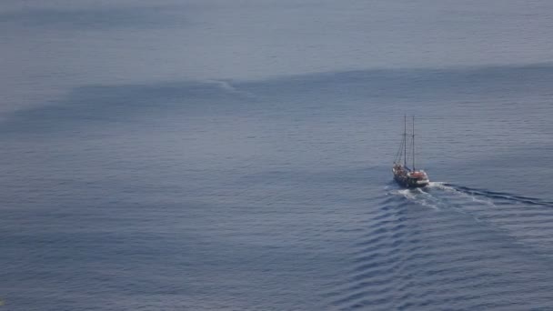 Zeilen naar de rode kliffen van het eiland Santorini met als hoofdstad - Fira, op de top. — Stockvideo