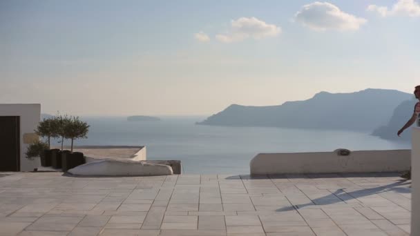 Coppia di uomini turistici con bagaglio a Santorini godendo le loro vacanze estive — Video Stock