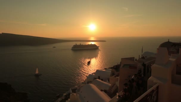 Grand bateau de croisière sur l'île de Santorin, Grèce au coucher du soleil à couper le souffle 