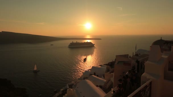 Großes Kreuzfahrtschiff auf der Insel Santorini, Griechenland bei atemberaubendem Sonnenuntergang — Stockvideo