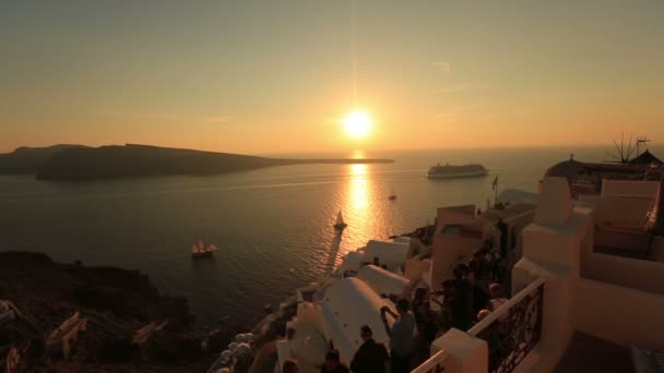 Groot cruiseschip op Santorini eiland, Griekenland op adembenemende zonsondergang — Stockvideo