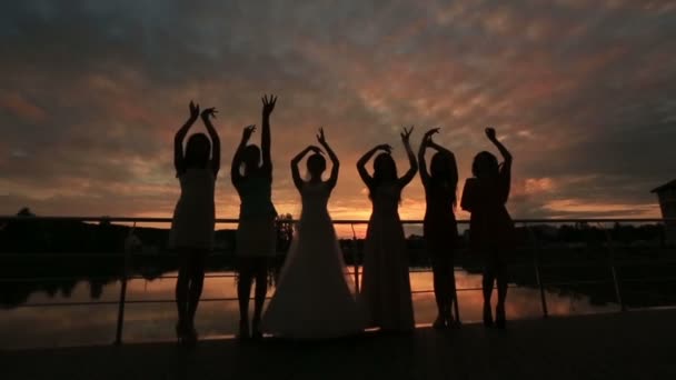 Unga roliga part flickor dansa på stranden. Bröllop fest utomhus — Stockvideo