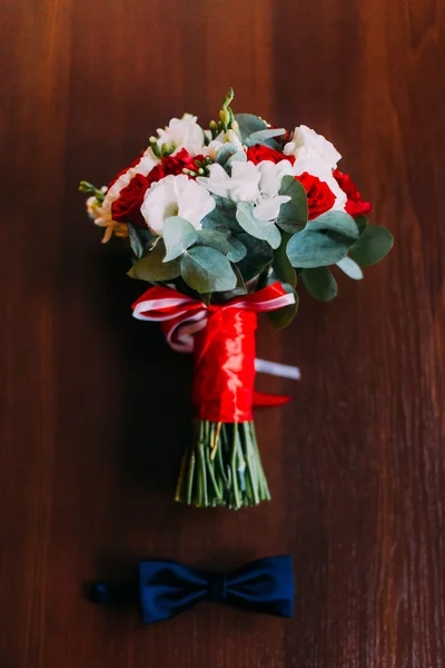 Wedding accessories: bow tie of groom and beautiful bridal bouquet — Stock Photo, Image