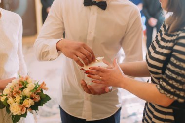 Mutlu damat düğün kayıt sırasında beyaz yastık witn yüzük alıyor