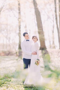 Zarif gelin ve damat birlikte açık havada düğün gününde poz