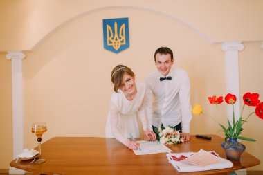 Güzel sarışın gelin gelin buketi evlilik düğün sertifika kayıt defteri, imza ile