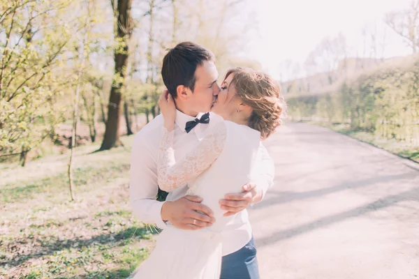 Romantik fairytale evli çift Beyaz giysili bahar parkta öpüşme — Stok fotoğraf