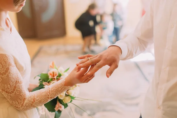 新郎・新婦の指に指輪をはめて結婚登記所で式の手クローズ アップ — ストック写真