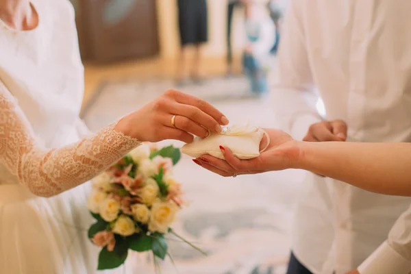 Szczęśliwa panna młoda biorąc białe Poduszka witn pierścieni podczas rejestracji ślubu — Zdjęcie stockowe