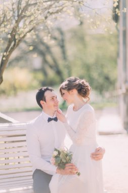 Sevimli genç sarışın gelin mamülleri diz bahar parkta oturan