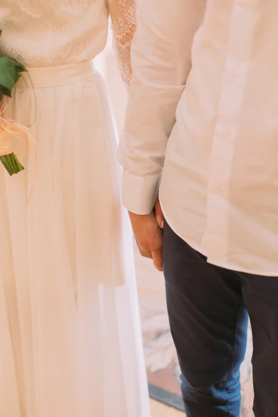 Νεαρό παντρεμένο ζευγάρι που κρατά τα χέρια, ημέρα του γάμου τελετή, κοντινό-up — Φωτογραφία Αρχείου