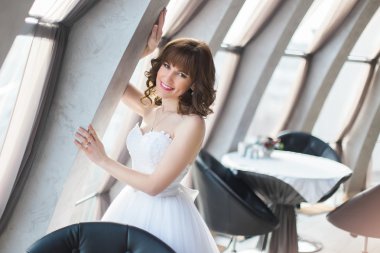 Restoran pencerede yakınındaki poz mutlu güzel kırmızı kafalı gelin