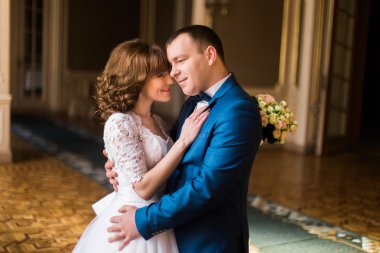 Güzel gelin ve damat lüks iç güzel sarılma.