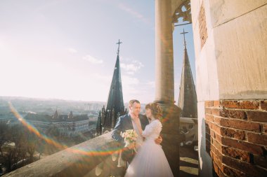 Güzel gelin şefkatle mamülleri yüz sütunlarla antika balkonda dokunmadan