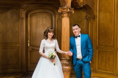 Mutlu çift, gelin ve damat lüks ahşap iç elele