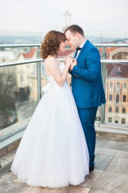 Büyük cityscape terasta handes tutan büyüleyici Düğün çifti
