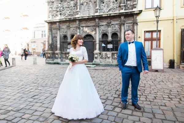 Düğün Gelin ve damat tarafından eski taş Şapel duran birkaç — Stok fotoğraf