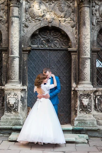 Novia romántica sensual recién casada y novio abrazándose delante de un viejo edificio con columnas — Foto de Stock