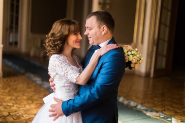 Güzel gelin ve damat zengin iç güzel kucaklayan