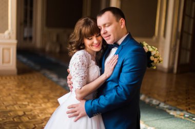 Güzel gelin ve damat lüks iç güzel sarılma.