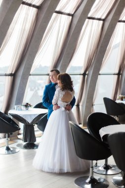 Güzel gelin ve nişanlısı boş Restoran windows tarafından sarılma içinde