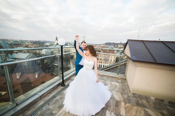 Noiva dançante e noivo no terraço de verão no restaurante — Fotografia de Stock