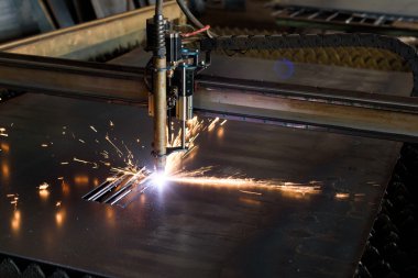 Metal ile parlak turuncu uçan taşlama kıvılcım