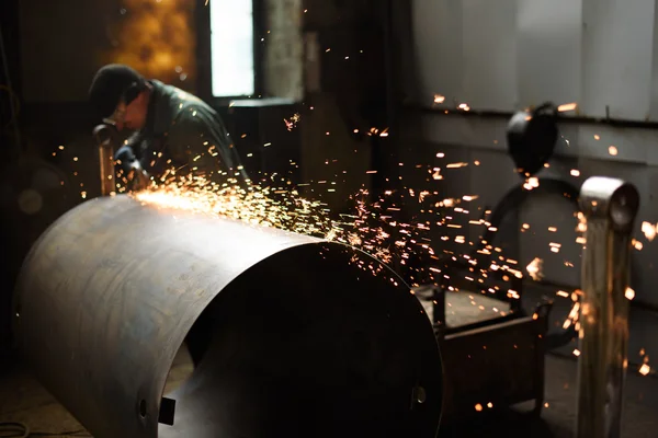 Máquina de soldadura de cerca y trabajador industrial en la planta —  Fotos de Stock