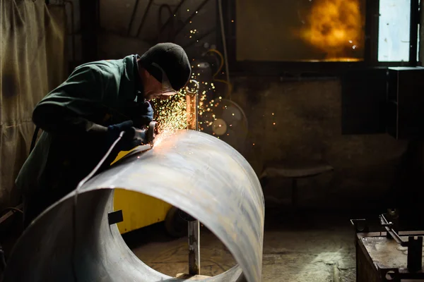 Máquina de soldadura de cerca y trabajador industrial en la planta —  Fotos de Stock