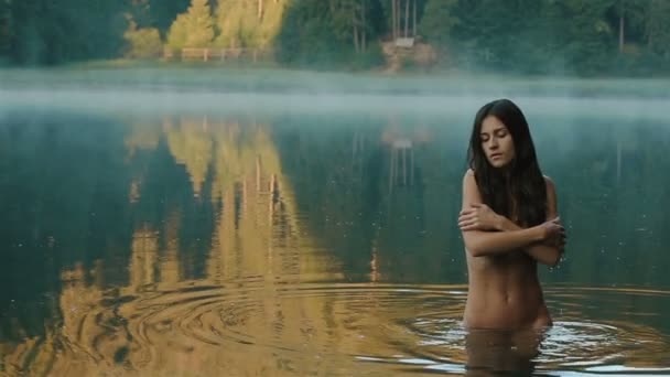 Hermosa bruja seductora desnuda en el lago Cárpatos. Momento impresionante de armonía con la naturaleza. Concepto mitológico — Vídeos de Stock