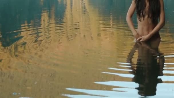 カルパチア山脈の風景を楽しむ若い魅惑的な裸の女性のスローモーションショットをクローズアップ。神話のおとぎ話の概念 — ストック動画