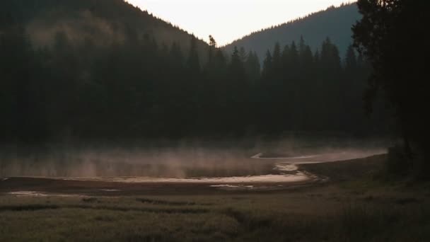 Fantastic view of the foggy hill and cloudy sky which glowing by sunlight. Dramatic scene of picturesque mountain lake. Location place Carpathian, Ukraine, Europe. Beauty world. — Stockvideo