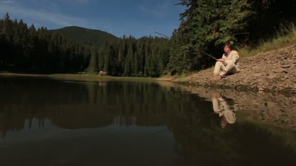 Hermosa sirena desnuda atraer a un joven pescador ingenuo en el misterioso agua profunda del lago de montaña Sunevir en Cárpatos. Mundo mágico de las montañas Cárpatas — Vídeo de stock