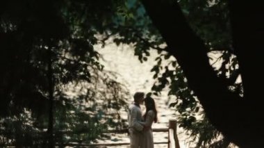 Aşıklar çift yumuşak ön planda dalları chimerical desenleri ile iskelede kucaklayan. Karpat dağlarında sihirli aşk hikayesi