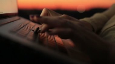 Sunset bulvarında dizüstü bilgisayarlar klavyede yazarak kadının el kapatın. Genç iş kadını çalışma sürecinde