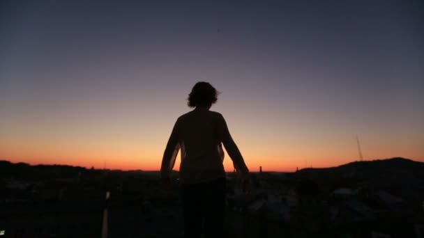 Sziluettjét fiatal nő nap kezekkel emel, naplementekor. A szabadság és a boldogságát pillanat — Stock videók