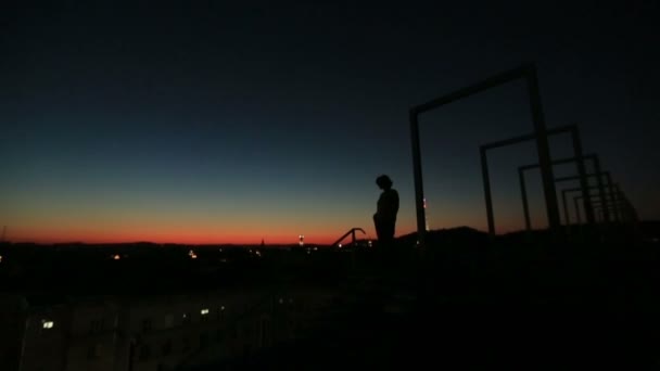 Σιλουέτα του μοναχική γυναίκα στοχαστικό στη γέφυρα υψηλής τεχνολογίας κόκκινο ηλιοβασίλεμα — Αρχείο Βίντεο