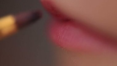 Kadın kırmızı ruj uygulama yakın çekim