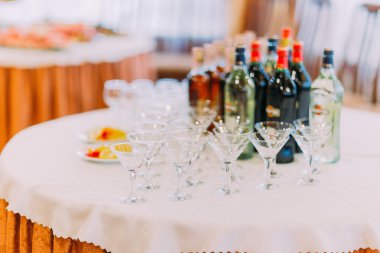 Gözlük ve şarap şişeleri ile Restoran masa ayarı yakın bakış