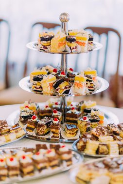 Mini tatlı ayakta bir tabloda restoranda lezzetli topluluğu çeşitli