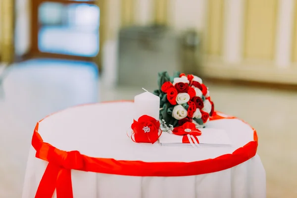 El ramo de boda de las rosas blancas y rojas que ponen a la mesa con la cinta. Vista de primer plano — Foto de Stock