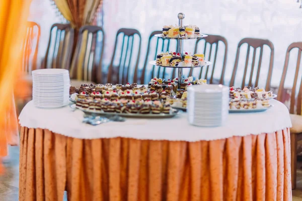 Collection de délicieux mini dessert assorti debout sur une table au restaurant — Photo
