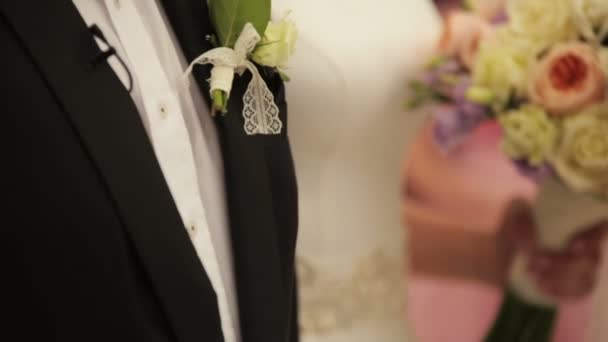 Felice sposa e lo sposo tenendo bouquet. cerimonia nuziale — Video Stock