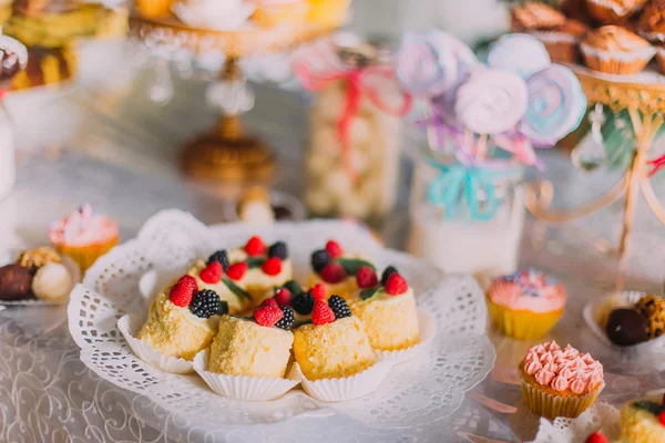 Buffet de vacances avec cupcakes et autres desserts. Barre chocolatée — Photo