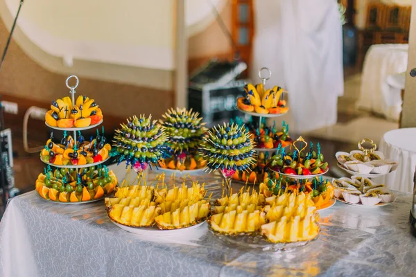 Délicieux fruits tranchés pour le dessert sur la table de mariage — Photo