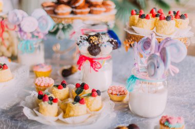 Tatlı tatil büfesi kekler ve diğer tatlılar. Şeker çubuğu