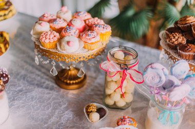 lüks lezzetli pembe kek ve çikolata şenlikte, parti içinde bir restoran